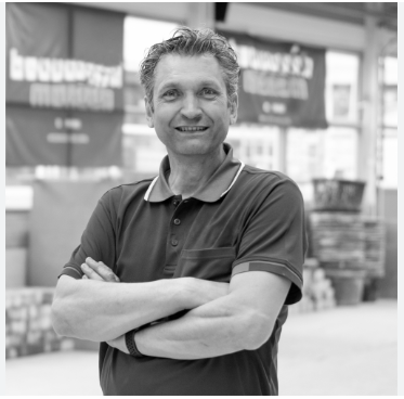 Trainer Ton Borrenbergs geeft uitleg tijdens de training 'Lijmen van Tegels' bij De Afbouwacademie.